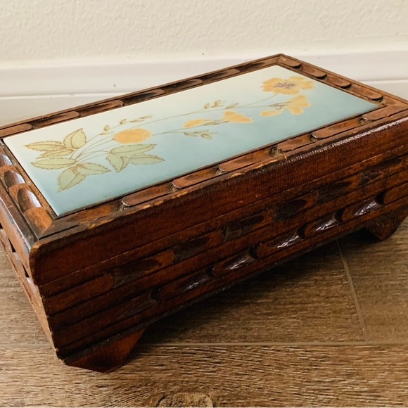Wooden box with ceramic tiles on the top - Picture 1 of 12